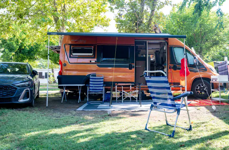 Plads til autocamper eller campingvogn + bil og elektricitet