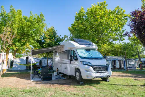 Plads til autocamper eller campingvogn + bil og elektricitet